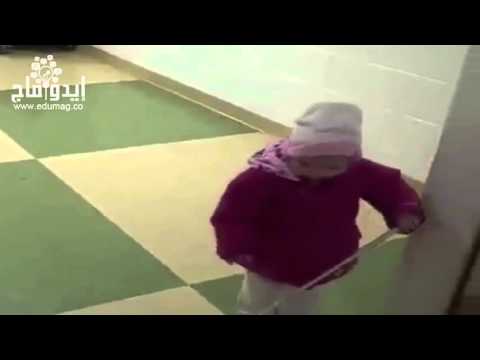 طفلة فاقدة للبصر تتمرن على استخدام العصا لوحدها