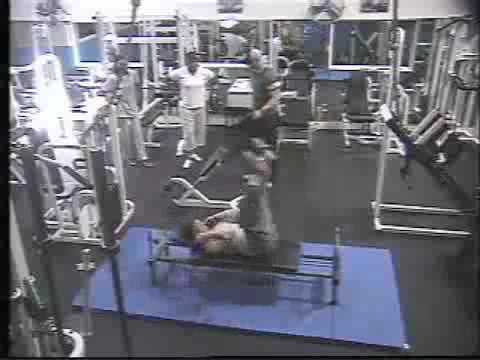 شاهد  فتاة تتعرض لموقف مؤلم للغاية