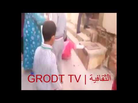 شاهد رجل يلقن زوجته علقة ساخنة أمام الجيران