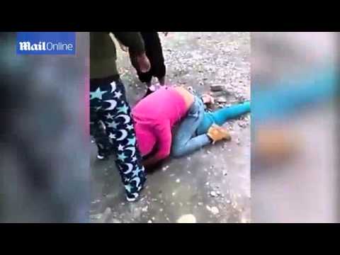 فيديوأم تشجع ابنتها على ضرب فتاة