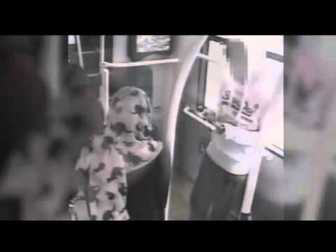 فيديو سيدة متنكرة تطعن طفلًا بسكين