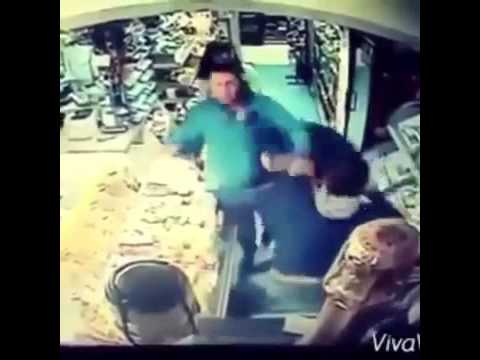 بالفيديو شاب يلقن آخر علقة ساخنة