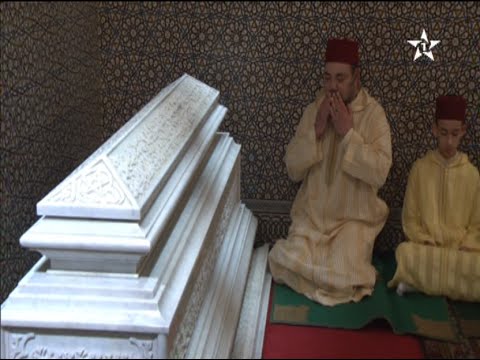 شاهد بالفيديو لحظة زيارة الملك قبر والده الملك الحسن الثاني