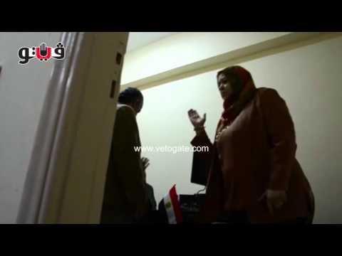 شاهد خناقة على علبة عصير بين موظفتين