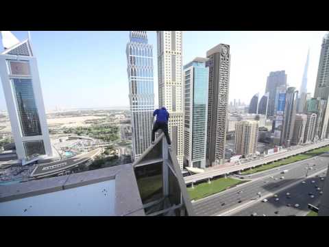 مغامر يقفز على قمم ناطحات السحاب الخطيرة فى دبىمغامر يقفز على قمم ناطحات السحاب الخطيرة فى دبى