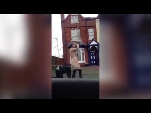بالفيديو سيدة تسحب رجلا خلفها مثل الكلب