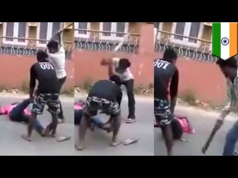 بالفيديو ضرب قاتل حتى الموت في الطريق العام