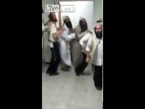 شاهد  رجال دين يهود يرقصون «البطريق»