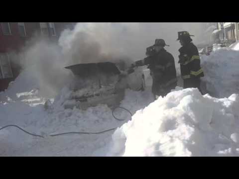 شاهد النيران تشتعل في سيارة محاطة بالثلوج