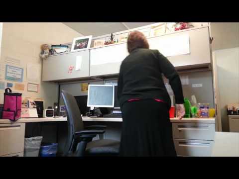 بالفيديو موظف ينفذ مقلبًا مرعبًا في زميلته