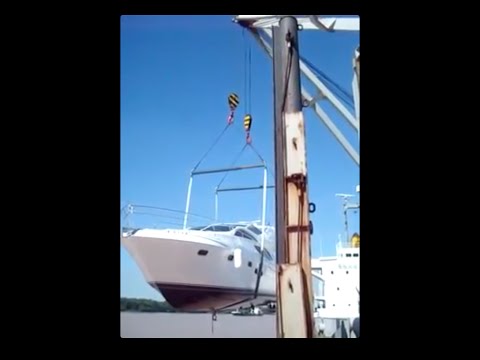 بالفيديو لحظة غرق “يخت” بملايين الدولارات