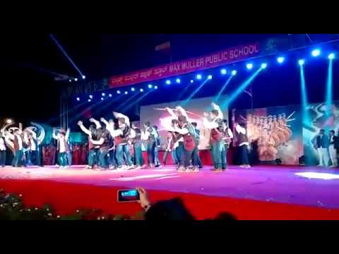 شاهد لحظة سقوط رافعة عملاقة على مجموعة من الشباب