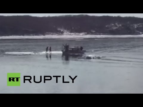 “سيلفى” يحتجز مراهقتان روسيتان على قطعة جليد في نهر متجمد