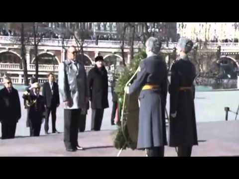 شاهد الملك محمد السادس يضع الزهور على الجندي المجهول