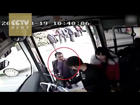 شاهد سائق أوتوبيس صيني يحبط محاولة سرقة