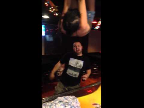 شاهد سقطة مؤلمة لفتاة رقصت على السقف