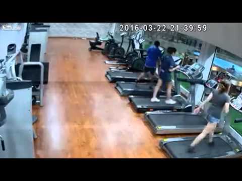 بالفيديو ماذا حدث إلى شاب أراد أن يستعرض جسده أمام فتاة حسناء