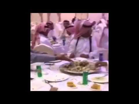 شاهد شاب  يتعرض لموقف محرج في حفل زفاف