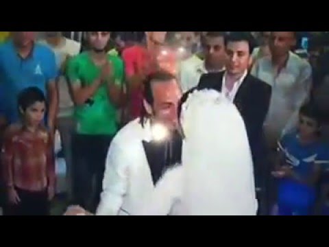 عروسان يدهشان الحضور بمهارتيهما في الرقص والغناء