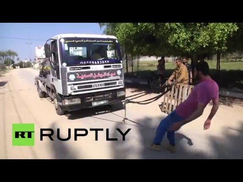 شاهد لاجئ يبهر الفلسطينيين بمهارته الخارقة