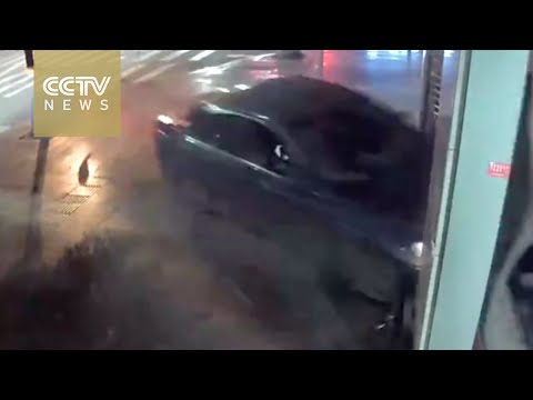 شاهد رجل يقتحم بنك صيني دون قصد