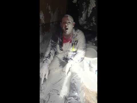 تعثرت قدم نقاش فغاص فى الطلاء