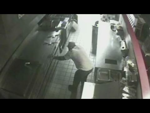 بالفيديو “جائع” يقتحم مطعم أميركي ليتناول الطعام ويسرق زجاجة مياه