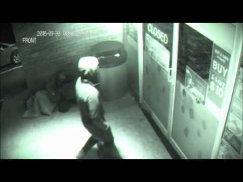 بالفيديو سفر “شبح” عبر الزمن من باب متجر مغلق