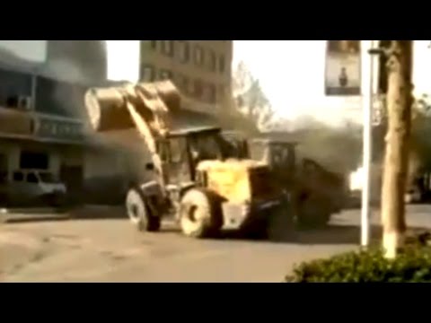 شاهد خناقة باللوادر على عقد بناء