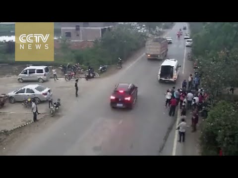 شاهد فتاة تهرب من الموت 4 مرات في ثانية واحدة