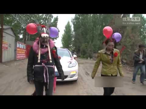 بالفيديو لقطات غريبة لـ«والد عريس»