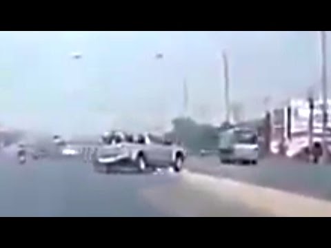 سائق متسرع يستعين بسيارتين للاصطدام بشاحنة