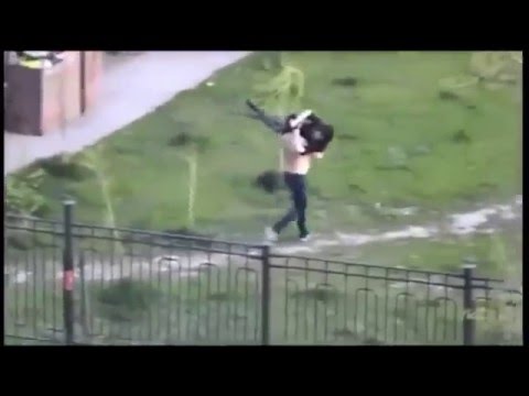 بالفيديو شاب مخمور يختطف فتاة ويحملها هاربًا