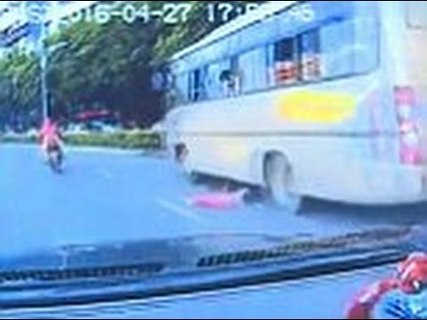 بالفيديو لحظة سقوط طفلة من شباك حافلة